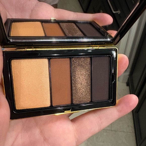 Victoria Beckham Beauty Eyeshadow Palette in Cocoa - Picture 3 of 4